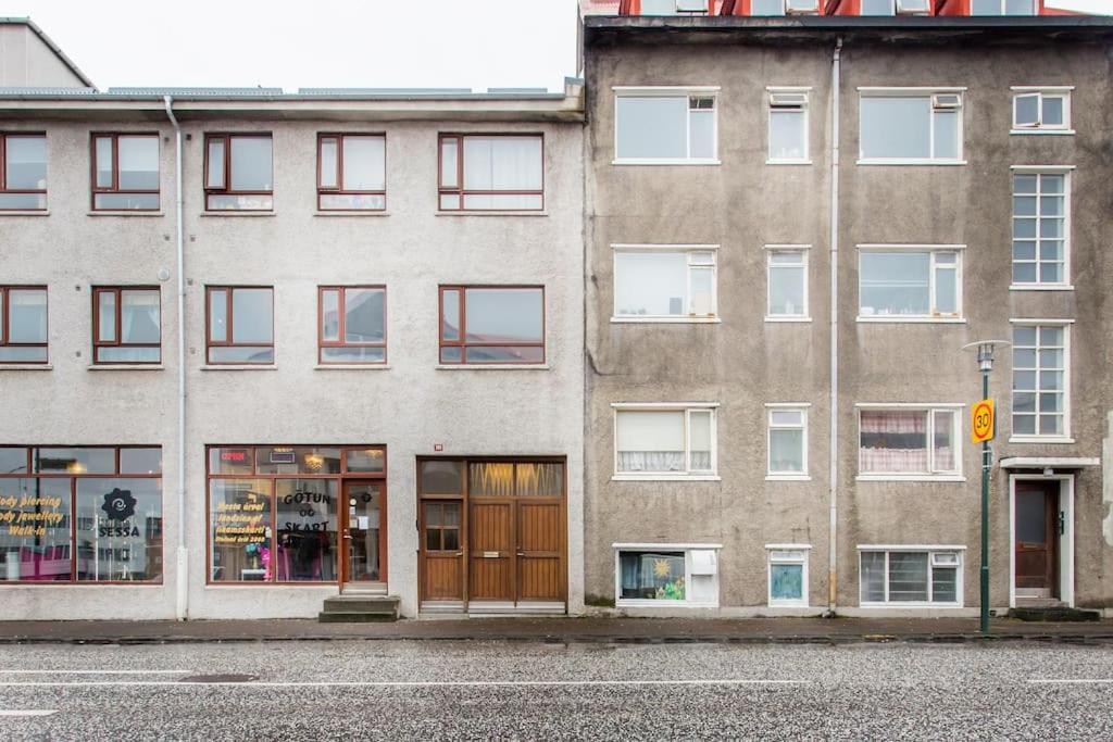 City Center Base In A Prime Location In Reykjavik Bagian luar foto